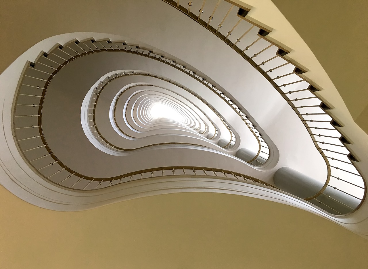 Jak wybrać najlepsze schody do wnętrza? Schody drewniane, nakładki na schody drewniane Warszawa